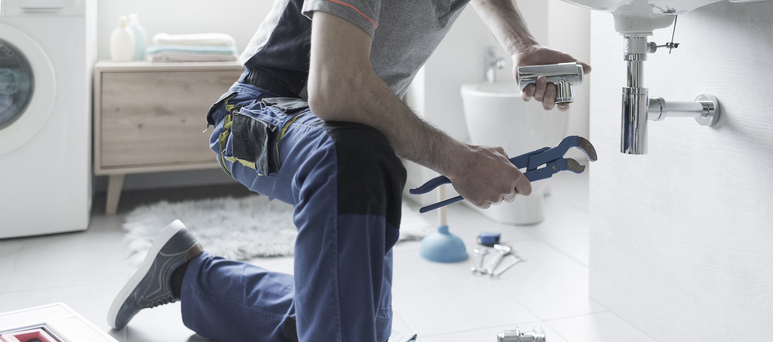 Professioneller Sanitär-Techniker bei der Rohrreinigung in Basel